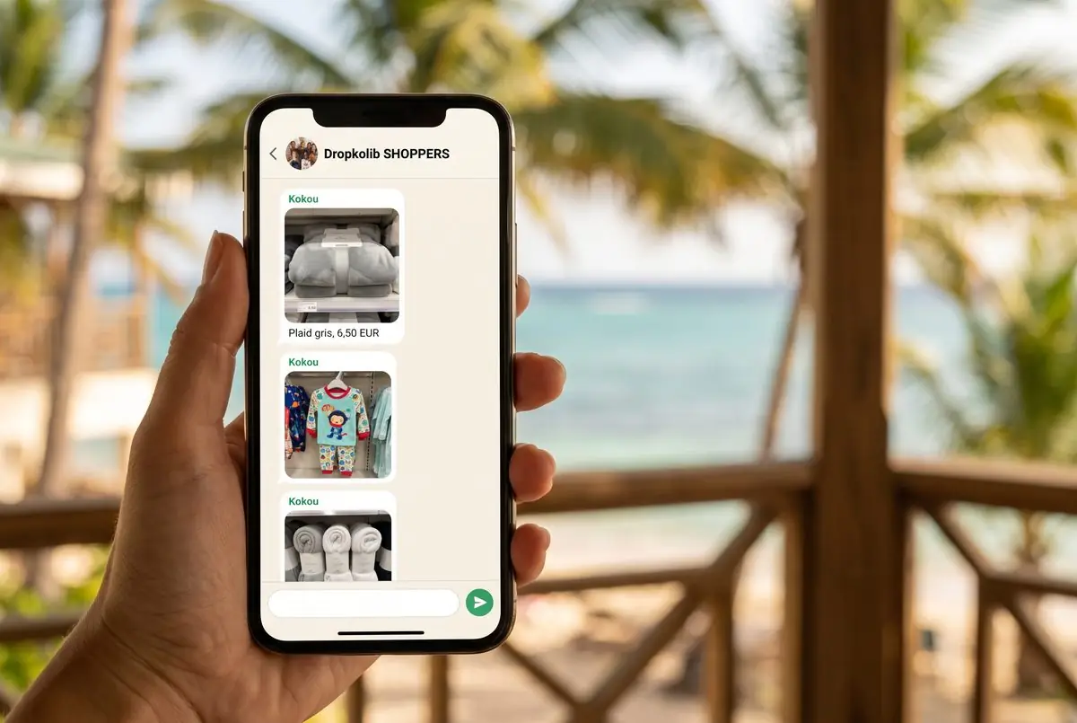 Un téléphone affiche le groupe Dropkolib SHOPPERS : Koko y a envoyé la photo d’un plaid gris à 6,50 €, d’un pyjama enfant et d’un lot de chaussettes, pris en rayon.